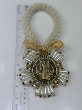 BENDICIÓN SOGA JUMBO CON MEDALLA SAN BENITO ABAD BORDADA PERLA EN CONO