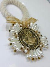 BENDICIÓN SOGA JUMBO CON MEDALLA SAN BENITO ABAD BORDADA PERLA EN CONO