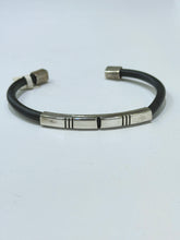 BRAZALETE CAUCHO PLACA LÍNEAS  - PLATA .925