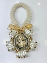 BENDICIÓN SOGA JUMBO CON MEDALLA SAN BENITO ABAD BORDADA PERLA EN CONO