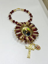 BENDICIÓN ARO CON MEDALLA SAN BENITO BORDADA DE CRISTAL CONOS