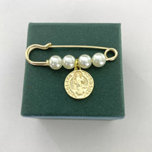 PIN FISTOL BROCHE CON MEDALLA DE CHAPA DE ORO - SAN BENITO ABAD