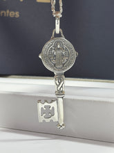 DIJE DE LLAVE DE SAN BENITO ABAD PAVONADO - 5 CM  - PLATA .925
