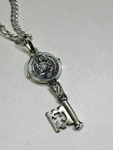 DIJE DE LLAVE DE SAN BENITO ABAD PAVONADO - 5 CM  - PLATA .925