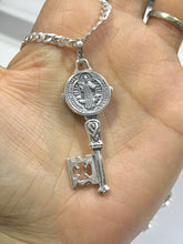 DIJE DE LLAVE DE SAN BENITO ABAD PAVONADO - 5 CM  - PLATA .925