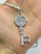 DIJE DE LLAVE DE SAN BENITO ABAD PAVONADO - 5 CM  - PLATA .925