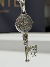 DIJE DE LLAVE DE SAN BENITO ABAD PAVONADO - 5 CM  - PLATA .925