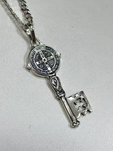 DIJE DE LLAVE DE SAN BENITO ABAD PAVONADO - 5 CM  - PLATA .925