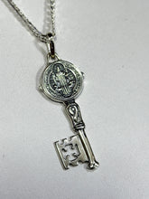 DIJE DE LLAVE DE SAN BENITO ABAD PAVONADO - 5 CM  - PLATA .925