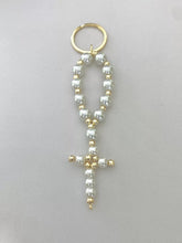 LLAVERO - MISTERIO DE PERLA CON CRUZ ARMADA