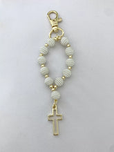 LLAVERO - MISTERIO DE PERLA BORREGO CON CRUZ SILUETA