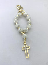 LLAVERO - MISTERIO DE PERLA BORREGO CON CRUZ SILUETA