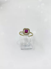 ANILLO ZIRCONIA CUADRO GUINDA CONTORNO MICRO - ORO 10K