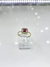 ANILLO ZIRCONIA CUADRO GUINDA CONTORNO MICRO - ORO 10K