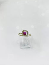 ANILLO ZIRCONIA CUADRO GUINDA CONTORNO MICRO - ORO 10K