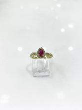 ANILLO ZIRCONIA GOTA GUINDA ONDAS LATERAL - ORO 10K