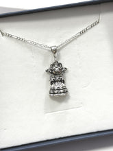 COLLAR CON DIJE DE MUÑECA LELE PLATA .925