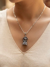 COLLAR CON DIJE DE MUÑECA LELE PLATA .925