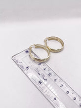 ARRACADA DISEÑO CORTES - 3 CM  x 6.5 MM - ORO 10K