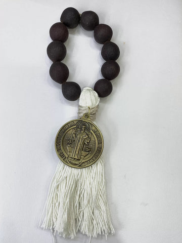 ADORNO BENDICIÓN CON SEMILLA Y MOTA DE HILO CON MEDALLA SAN BENITO ABAD