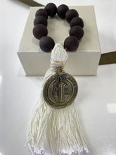 ADORNO BENDICIÓN CON SEMILLA Y MOTA DE HILO CON MEDALLA SAN BENITO ABAD