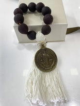 ADORNO BENDICIÓN CON SEMILLA Y MOTA DE HILO CON MEDALLA SAN BENITO ABAD