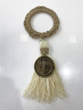 ADORNO BENDICIÓN ARO CAPUCCINO Y MOTA DE HILO CON MEDALLA SAN BENITO ABAD