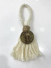 ADORNO BENDICIÓN TIPO SOGA Y MOTA DE HILO CON MEDALLA SAN BENITO ABAD