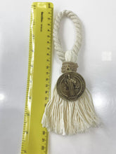 ADORNO BENDICIÓN TIPO SOGA Y MOTA DE HILO CON MEDALLA SAN BENITO ABAD