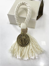 ADORNO BENDICIÓN TIPO SOGA Y MOTA DE HILO CON MEDALLA SAN BENITO ABAD