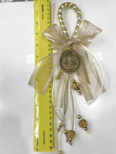 ADORNO BENDICIÓN COLA DE RATA DORADA CON MEDALLA SAN BENITO ABAD