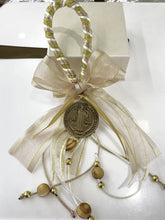 ADORNO BENDICIÓN COLA DE RATA DORADA CON MEDALLA SAN BENITO ABAD