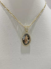 CADENA CON MEDALLA VIRGEN GUADALUPE OVALADA DETALLES BLANCO Y ROSA - ORO 10K