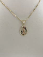 CADENA CON MEDALLA VIRGEN GUADALUPE OVALADA DETALLES BLANCO Y ROSA - ORO 10K