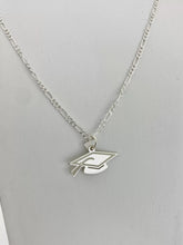 CADENA CON DIJE DE BIRRETE LISO PARA GRADUACIÓN - PLATA .925