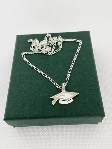 CADENA CON DIJE DE BIRRETE LISO PARA GRADUACIÓN - PLATA .925