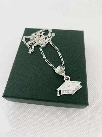 CADENA CON DIJE DE BIRRETE ZIRCONIAS PARA GRADUACIÓN- MOD. 2 - PLATA .925