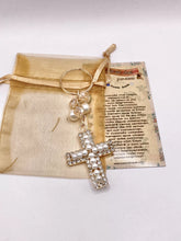 LLAVERO CRUZ BORDADA DE PERLA