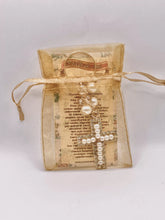 LLAVERO CRUZ BORDADA DE PERLA