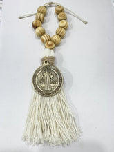 ADORNO BENDICIÓN CON BOLAS DE MADERA Y MOTA DE HILO CON MEDALLA SAN BENITO ABAD