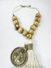 ADORNO BENDICIÓN CON BOLAS DE MADERA Y MOTA DE HILO CON MEDALLA SAN BENITO ABAD