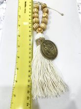 ADORNO BENDICIÓN CON BOLAS DE MADERA Y MOTA DE HILO CON MEDALLA SAN BENITO ABAD