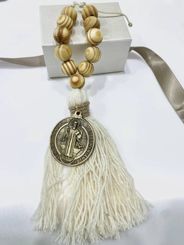 ADORNO BENDICIÓN CON BOLAS DE MADERA Y MOTA DE HILO CON MEDALLA SAN BENITO ABAD