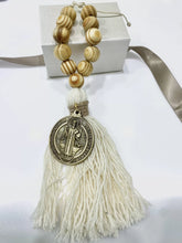 ADORNO BENDICIÓN CON BOLAS DE MADERA Y MOTA DE HILO CON MEDALLA SAN BENITO ABAD