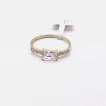 ANILLO ZIRCONIA RECTÁNGULO HORIZONTAL CON LATERALES - ORO 10K