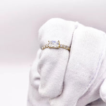 ANILLO ZIRCONIA RECTÁNGULO HORIZONTAL CON LATERALES - ORO 10K