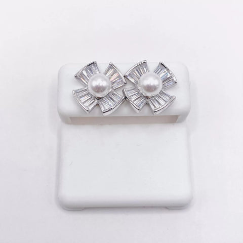 ARETE FLOR PETALOS BAGUETTES CON PERLA CENTRAL - PLATA .925