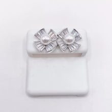 ARETE FLOR PETALOS BAGUETTES CON PERLA CENTRAL - PLATA .925