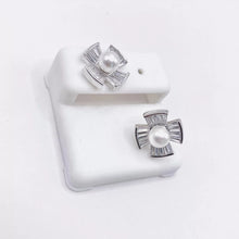 ARETE FLOR PETALOS BAGUETTES CON PERLA CENTRAL - PLATA .925