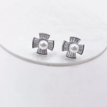 ARETE FLOR PETALOS BAGUETTES CON PERLA CENTRAL - PLATA .925